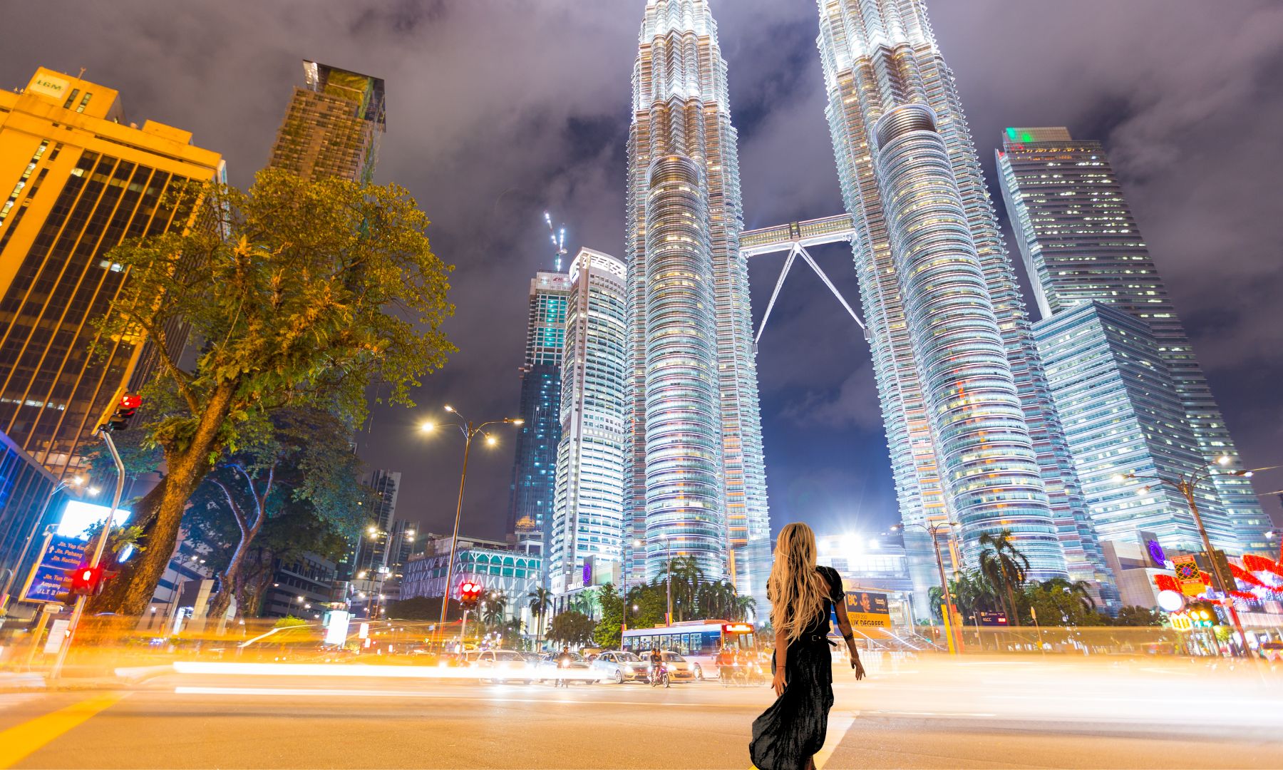 ツインタワー前で写真撮影（データで3枚お渡しします）